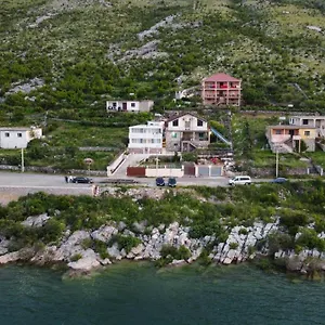Lakefront House Široka